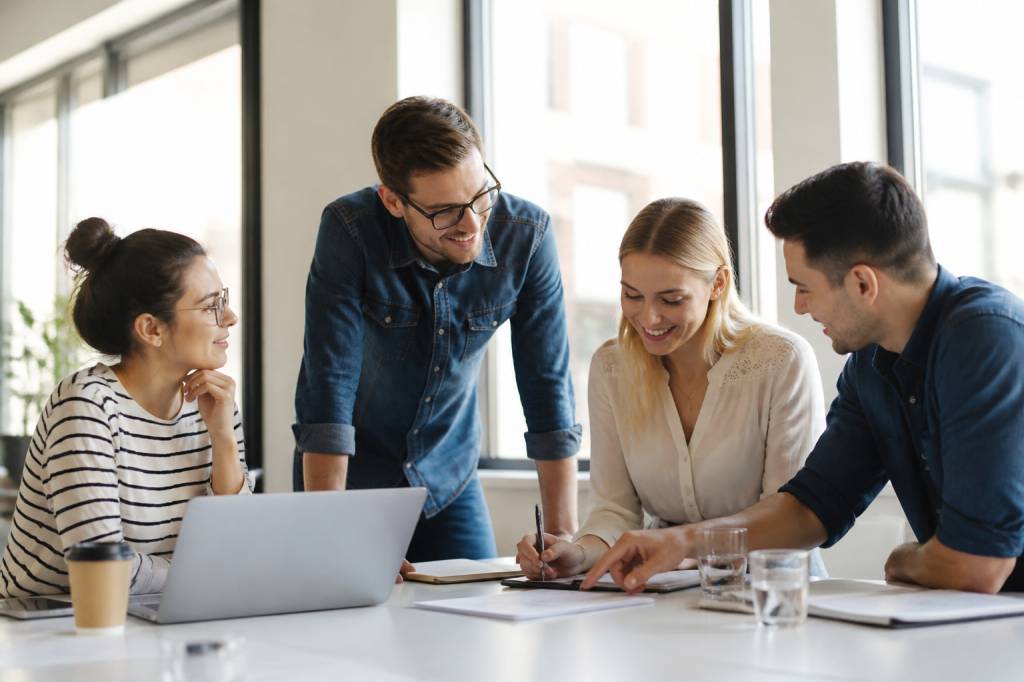 Stage communication : missions, compétences et conseils pour réussir